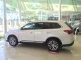 Mitsubishi Stavic 2016 - Bán Mitsubishi Outlander ở Quảng Nam, kinh doanh VIP, giá cực tốt, cho vay đến 90%. Cần tư vấn liên hệ 0905.91.01.99