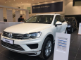 Volkswagen Touareg 2017 - Bán xe Volkswagen Touareg sản xuất 2017 màu trắng, giá 2 tỷ 499 triệu, nhập khẩu, trả góp 0% lãi suất