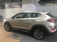 Hyundai Tucson 2018 - Cần bán xe Hyundai Tucson sản xuất năm 2018, màu vàng