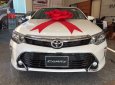 Toyota Camry 2.0 E 2018 - Toyota Tân Cảng bán Camry 2.0 Facelift 2018 màu trắng camay - Tặng bảo hiểm, phụ kiện, trả góp 90%- SĐT 096.77.000.88