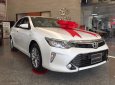 Toyota Camry 2.0 E 2018 - Toyota Tân Cảng bán Camry 2.0 Facelift 2018 màu trắng camay - Tặng bảo hiểm, phụ kiện, trả góp 90%- SĐT 096.77.000.88