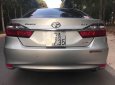 Toyota Camry 2.0 E  2016 - Cần bán gấp Toyota Camry 2.0 E sản xuất 2016, màu bạc còn mới