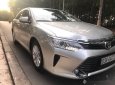 Toyota Camry 2.0 E  2016 - Cần bán gấp Toyota Camry 2.0 E sản xuất 2016, màu bạc còn mới