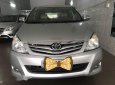 Toyota Innova 2011 - Cần bán gấp Toyota Innova năm 2011, màu bạc số sàn