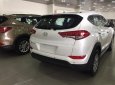 Hyundai Tucson 2.0AT 2018 - Cần bán xe Hyundai Tucson 2.0AT năm sản xuất 2018, màu trắng