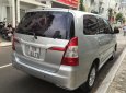 Toyota Innova 2.0E 2014 - Cần bán gấp Toyota Innova 2.0E năm 2014, màu bạc