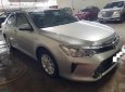 Toyota Camry 2.0E 2016 - Cần bán gấp Toyota Camry 2.0E đời 2016, màu bạc xe gia đình