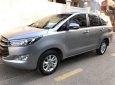 Toyota Innova   2.0E 2017 - Cần bán Toyota Innova 2.0E đời 2017, màu bạc còn mới, giá 735tr