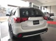 Mitsubishi Outlander 2.0 CVT Premium 2018 - Bán Mitsubishi Outlander 2.0 CVT Premium đời 2018, màu trắng, 942 triệu