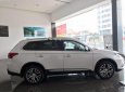 Mitsubishi Outlander 2.0 CVT Premium 2018 - Bán Mitsubishi Outlander 2.0 CVT Premium đời 2018, màu trắng, 942 triệu