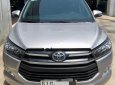 Toyota Innova E 2017 - Cần bán lại xe Toyota Innova E sản xuất năm 2017, màu bạc xe gia đình