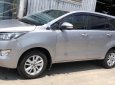 Toyota Innova E 2017 - Cần bán lại xe Toyota Innova E sản xuất năm 2017, màu bạc xe gia đình