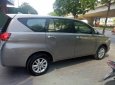 Toyota Innova E 2016 - Cần bán xe Toyota Innova sản xuất 2016 màu xám, 685 triệu, gia đình sử dụng