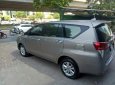 Toyota Innova E 2016 - Cần bán xe Toyota Innova sản xuất 2016 màu xám, 685 triệu, gia đình sử dụng