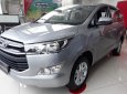 Toyota Innova 2.0E 2018 - Cần bán Toyota Innova 2.0E năm sản xuất 2018, màu bạc, giá tốt