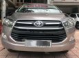 Toyota Innova 2.0E 2016 - Cần bán lại xe Toyota Innova 2.0E sản xuất năm 2016, màu nâu số sàn