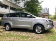 Toyota Innova  E  2018 - Cần bán lại xe Toyota Innova E đời 2018, màu bạc chính chủ, 910tr