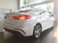 Hyundai Elantra 2018 - Cần bán xe Hyundai Elantra sản xuất 2018, màu trắng, 559tr