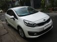 Kia Rio 2017 - Nhà cần bán Kia Rio SX 2017, số sàn, màu trắng đẹp lắm luôn