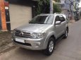 Toyota Fortuner v 2010 - Bán Toyota Fortuner v sản xuất năm 2010, màu bạc xe gia đình