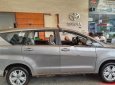 Toyota Innova 2.0E 2018 - Bán ô tô Toyota Innova 2.0E sản xuất năm 2018, màu bạc, giá chỉ 708 triệu