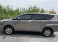 Toyota Innova 2.0E 2017 - Bán Toyota Innova 2.0E đời 2017, màu vàng cát