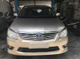 Toyota Innova E 2012 - Cần bán lại chiếc Toyota Innova E sản xuất 08/2012, màu nâu vàng