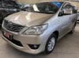 Toyota Innova 2.0E 2013 - Bán Toyota Innova 2.0E năm sản xuất 2013, màu vàng