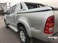 Toyota Hilux 2011 - Cần bán gấp Toyota Hilux năm 2011, màu bạc còn mới