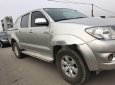 Toyota Hilux 2011 - Cần bán gấp Toyota Hilux năm 2011, màu bạc còn mới