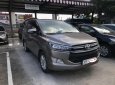 Toyota Innova 2.0E 2017 - Cần bán gấp Toyota Innova năm 2017 màu nâu, giá tốt