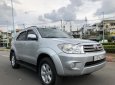 Toyota Fortuner 2010 - Bán ô tô Toyota Fortuner s ĐK 2010, số tự động, màu bạc, máy xăng 100km 10 lít. Xe vào đủ đồ