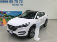 Hyundai Tucson 2018 - Hỗ trợ vay ngân hàng với nhiều quà tặng khi mua Hyundai Tucson 2.0 full xăng màu trắng, xe giao ngay