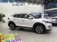 Hyundai Tucson 2018 - Hỗ trợ vay ngân hàng với nhiều quà tặng khi mua Hyundai Tucson 2.0 full xăng màu trắng, xe giao ngay