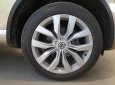 Volkswagen Touareg 2016 - Bán Volkswagen Touareg sản xuất 2016, màu vàng, nhập khẩu nguyên chiếc