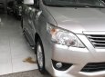 Toyota Innova 2.0E 2013 - Bán ô tô Toyota Innova 2.0E đời 2013, màu bạc xe gia đình 