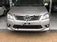 Toyota Innova 2.0E 2013 - Bán ô tô Toyota Innova 2.0E đời 2013, màu bạc xe gia đình 