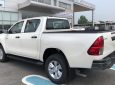 Toyota Hilux 2.4 E 4x2 AT 2018 - Cần bán Toyota Hilux sản xuất 2018 màu trắng, giá 695 triệu, xe nhập