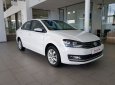 Volkswagen Polo   2016 - Bán xe Volkswagen Polo sedan, giảm giá cực lớn- đi kèm các phần quà hấp dẫn. Hỗ trợ ra xe cực kì ưu đãi. 0942050350