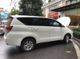 Toyota Innova 2017 - Cần bán gấp Toyota Innova sản xuất 2017 màu trắng, LH: 0985102300