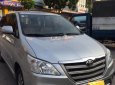 Toyota Innova 2.0E 2015 - Cần bán gấp Toyota Innova 2.0E 2015, màu bạc xe gia đình, giá chỉ 589 triệu