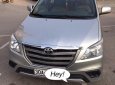 Toyota Innova 2.0E 2015 - Cần bán gấp Toyota Innova 2.0E 2015, màu bạc xe gia đình, giá chỉ 589 triệu