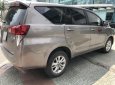 Toyota Innova 2.0E 2017 - Cần bán Toyota Innova 2.0E đời 2017, màu ghi vàng 