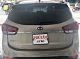 Kia Rondo GAT 2018 - Bán Kia Rondo GAT 2017 số tự động, xe chạy 15000km, hỗ trợ trả góp 75%. LH nhận gía yêu thương