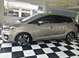 Kia Rondo GAT 2018 - Bán Kia Rondo GAT 2017 số tự động, xe chạy 15000km, hỗ trợ trả góp 75%. LH nhận gía yêu thương