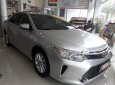 Toyota Camry 2.0E 2016 - Bán xe Toyota Camry 2.0E đời 2016, màu bạc, xe đẹp như mới, giá thương lượng với khách hàng mua xe