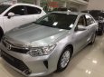 Toyota Camry 2.0E 2016 - Cần bán lại xe Toyota Camry 2.0E sản xuất năm 2016, màu bạc