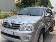 Toyota Fortuner    V   2010 - Bán Toyota Fortuner V 2010, màu bạc, xe gia đình chính chủ