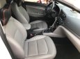 Hyundai Elantra 1.6AT GLS 2017 - Bán Hyundai Elantra 1.6AT GLS đời T12/2017, màu trắng, xe gia đình mới như hãng