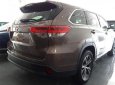 Toyota Highlander LE 2.7 2017 - Bán chiếc xe Toyota Highlander 2.7 LE tháng 2- 2017 màu cà phê cực đẹp